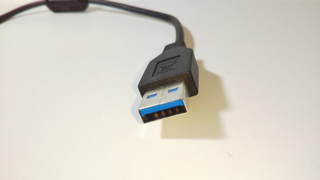 ELECOM SSD「ESD-ED0120GBK」USB機器接続側