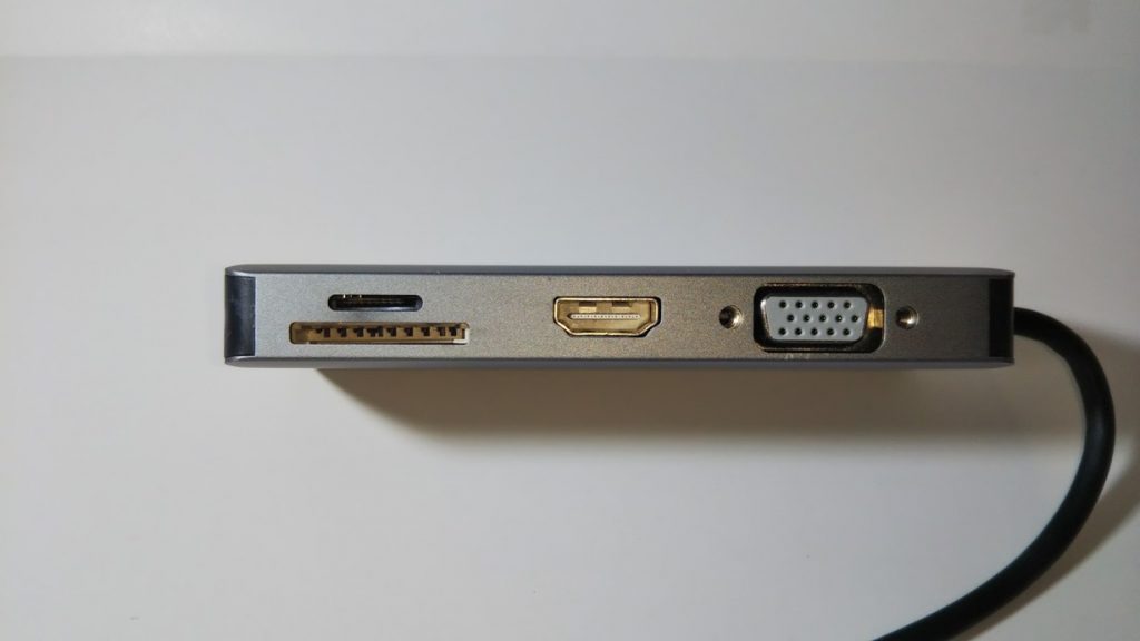 8-in-1 USB C ハブ　側面（外部モニター接続端子側）