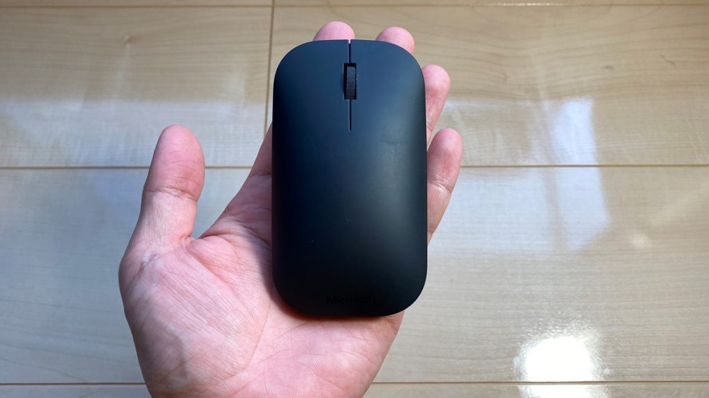 Microsoft製デザイナーBluetoothデスクトップ（Designer Bluetooth Desktop）　マウスは手のひらサイズ